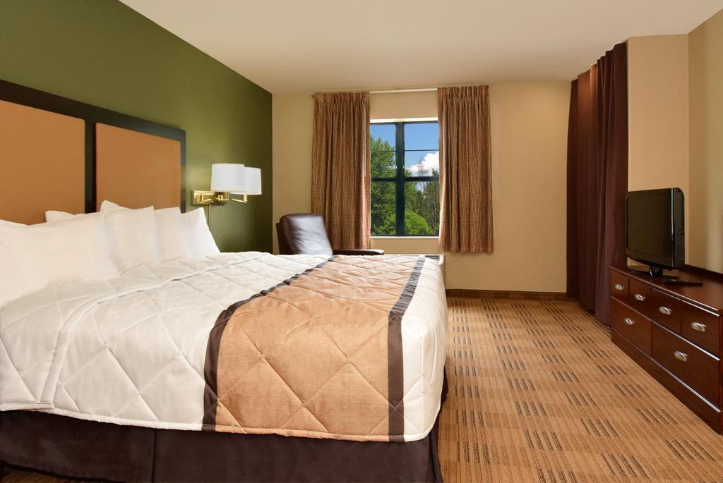Extended America - Oakland - 2* Emeryville
